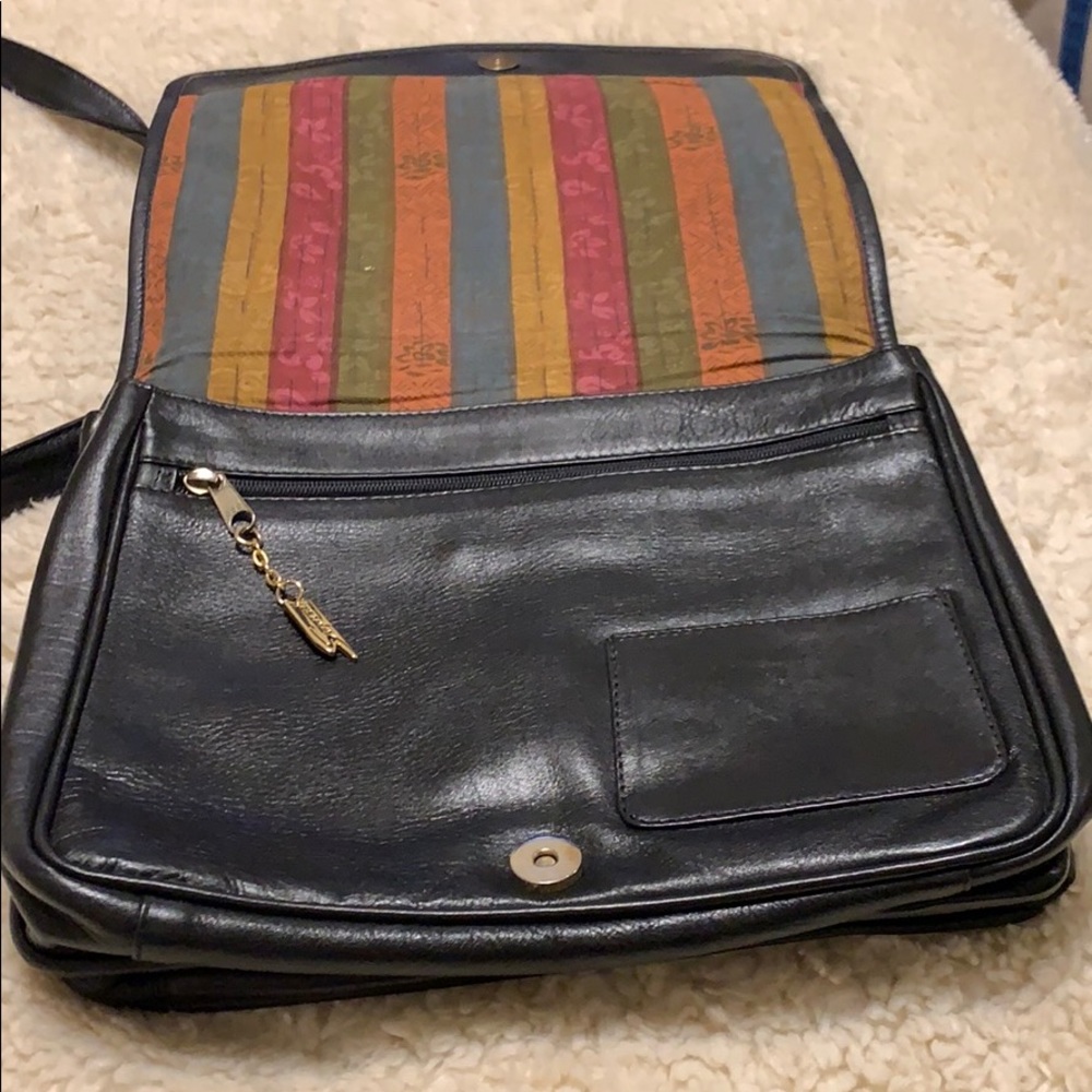 Leather black bag. Small imperfection on closure. - Picture 6 of 8